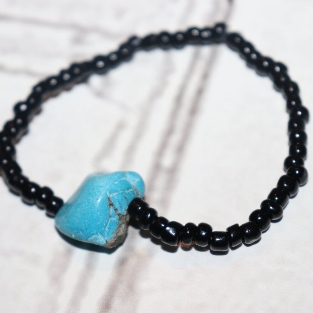 NWOT natural turquoise bead bracelet with black glass beads 7"